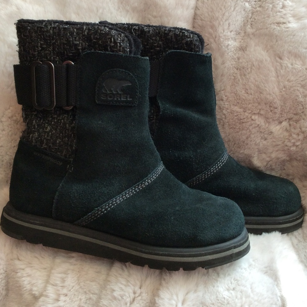 Sorel black and grey booties with buckle.